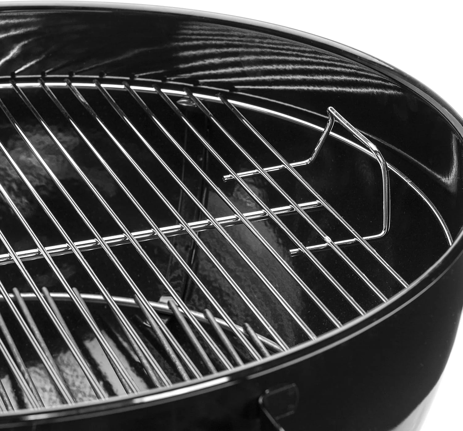 Detalle de la parrilla de cocción y el asa de la Weber Original Kettle E-5710