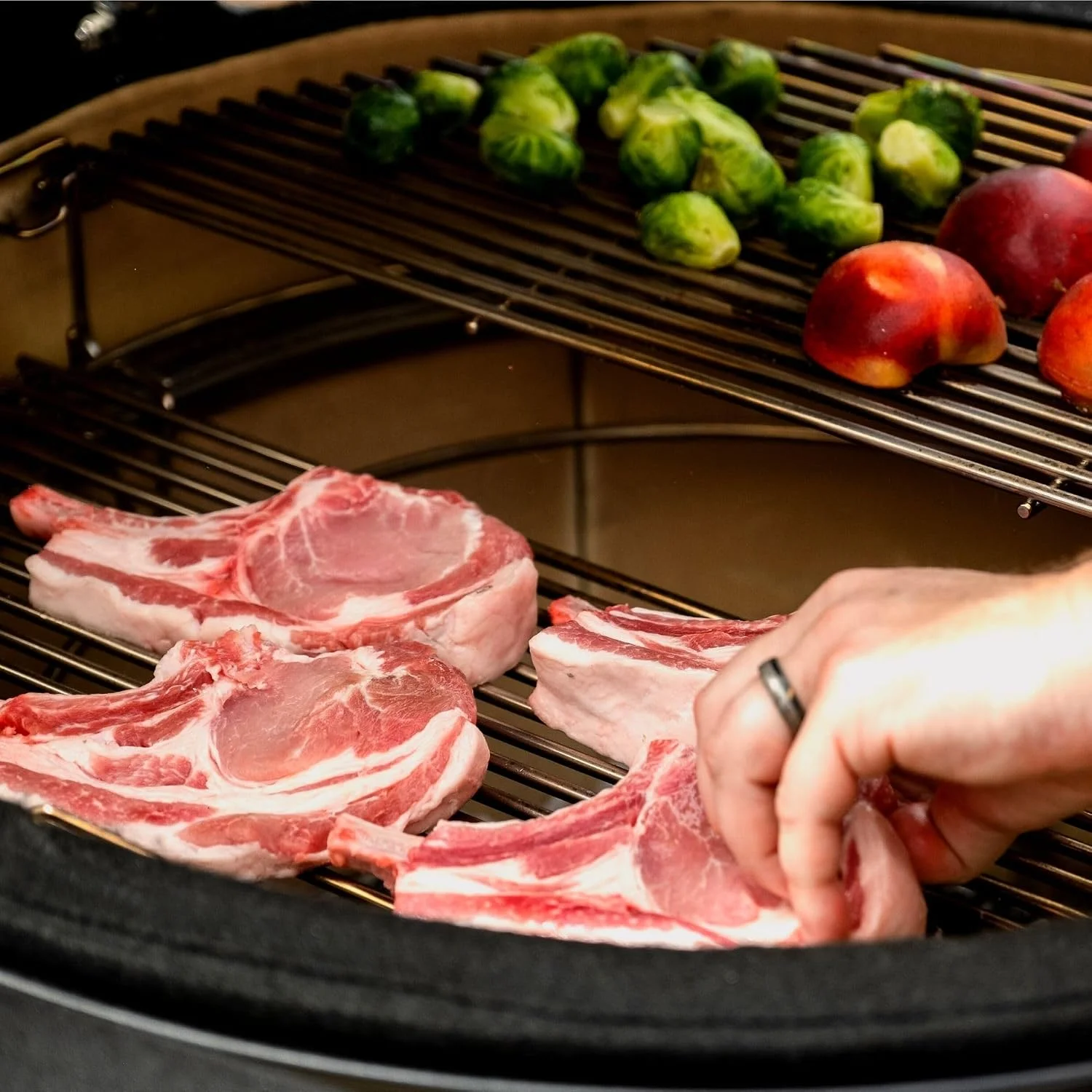 Cocción a distintos niveles en la parrilla multinivel de la Kamado Joe Classic Joe I