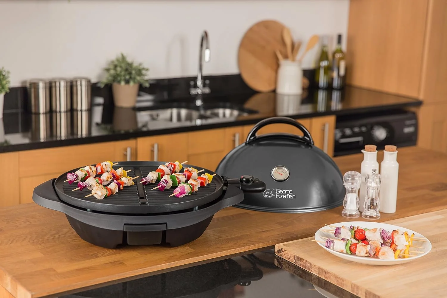 Barbacoa eléctrica George Foreman 22460-56 en uso sobre una encimera de cocina, en su versión desmontada