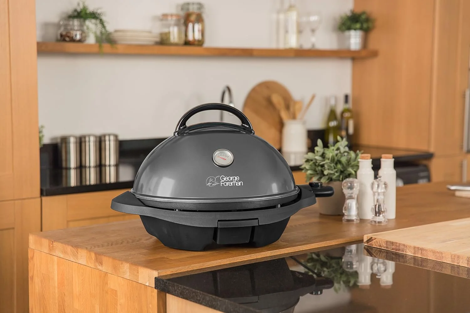 Barbacoa eléctrica George Foreman 22460-56 con la tapa cerrada, sobre una encimera de cocina