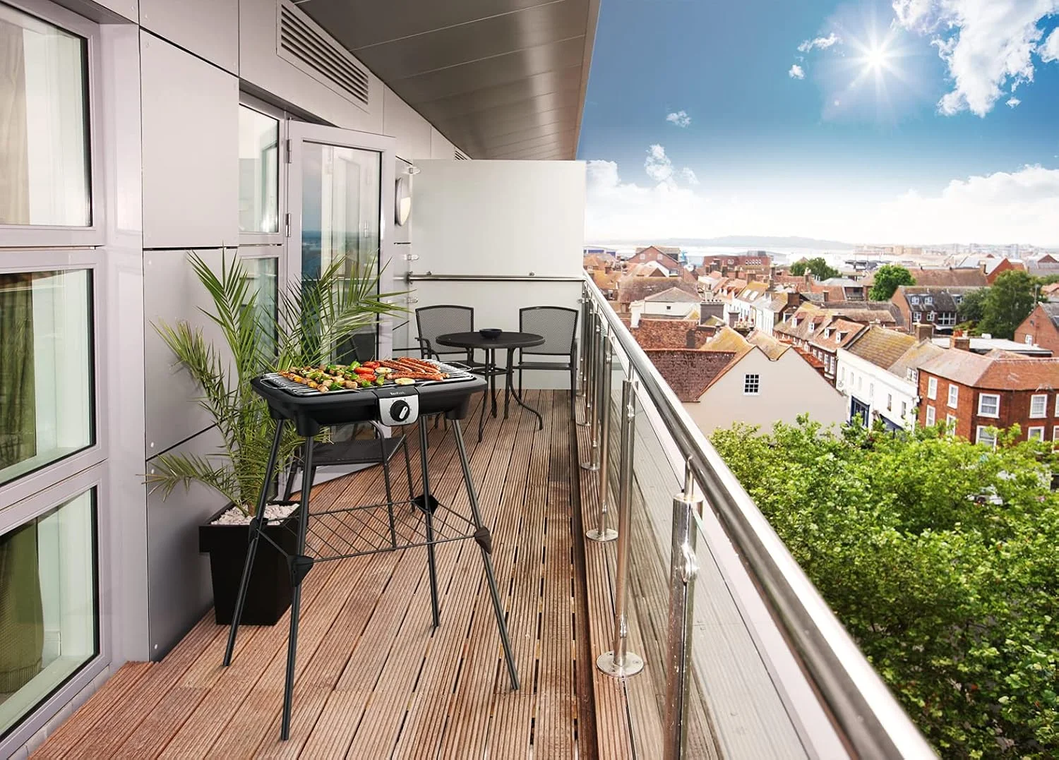 Barbacoa eléctrica Tefal EasyGrill XXL en uso en un balcón