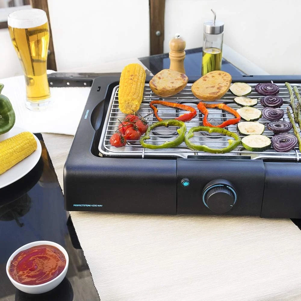 Barbacoa eléctrica Cecotec PerfectSteak 4200 Way sobre una mesa exterior
