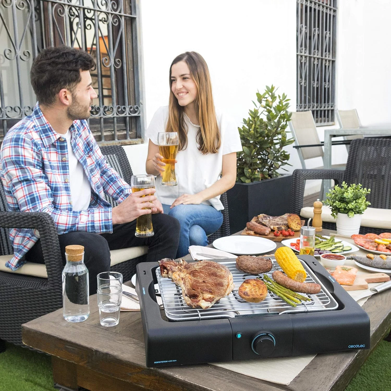 Barbacoa eléctrica Cecotec PerfectSteak 4200 Way en una reunión al aire libre