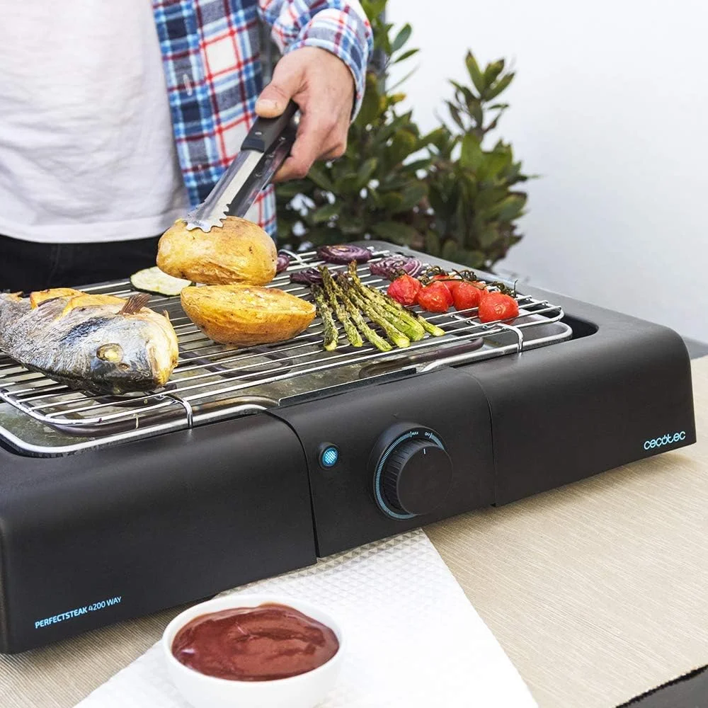 Uso de la barbacoa eléctrica Cecotec PerfectSteak 4200 Way con pinzas de cocina