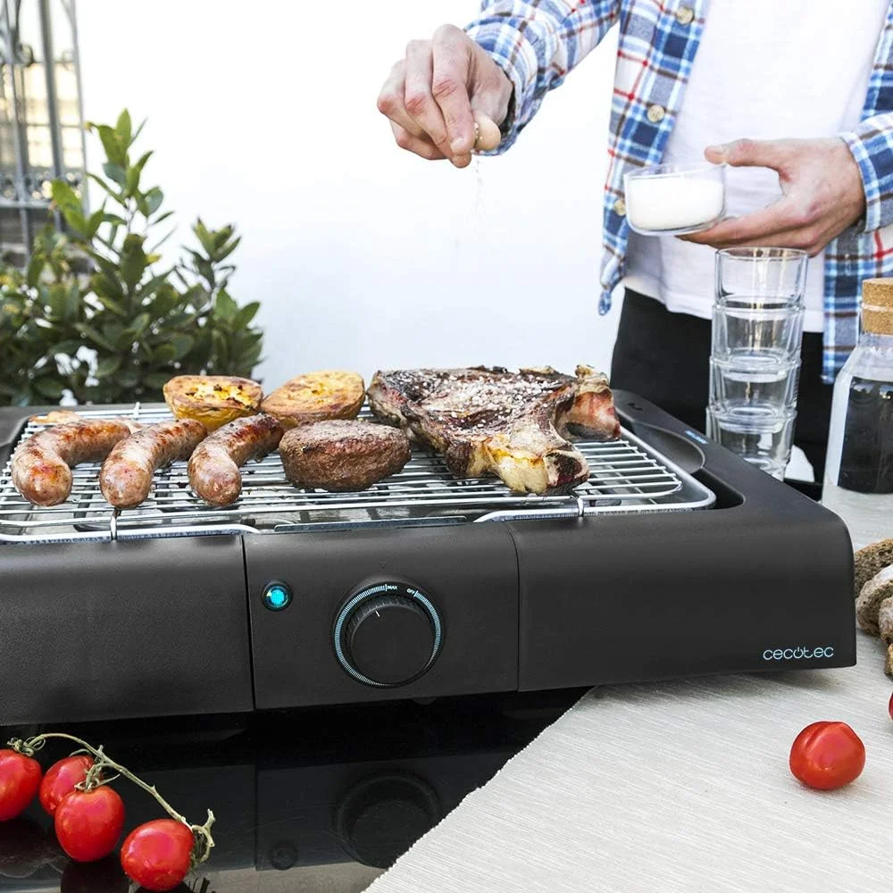 Detalle de cocinado en la barbacoa eléctrica Cecotec PerfectSteak 4200 Way