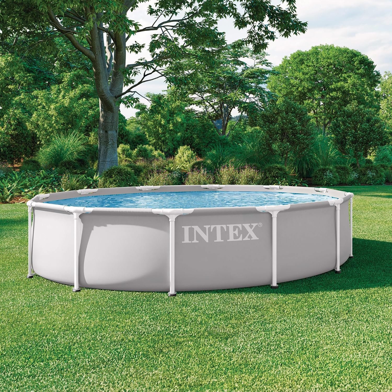 Piscina desmontable redonda Intex Prisma Frame con pared exterior gris instalada en un jardín con césped y arbolado