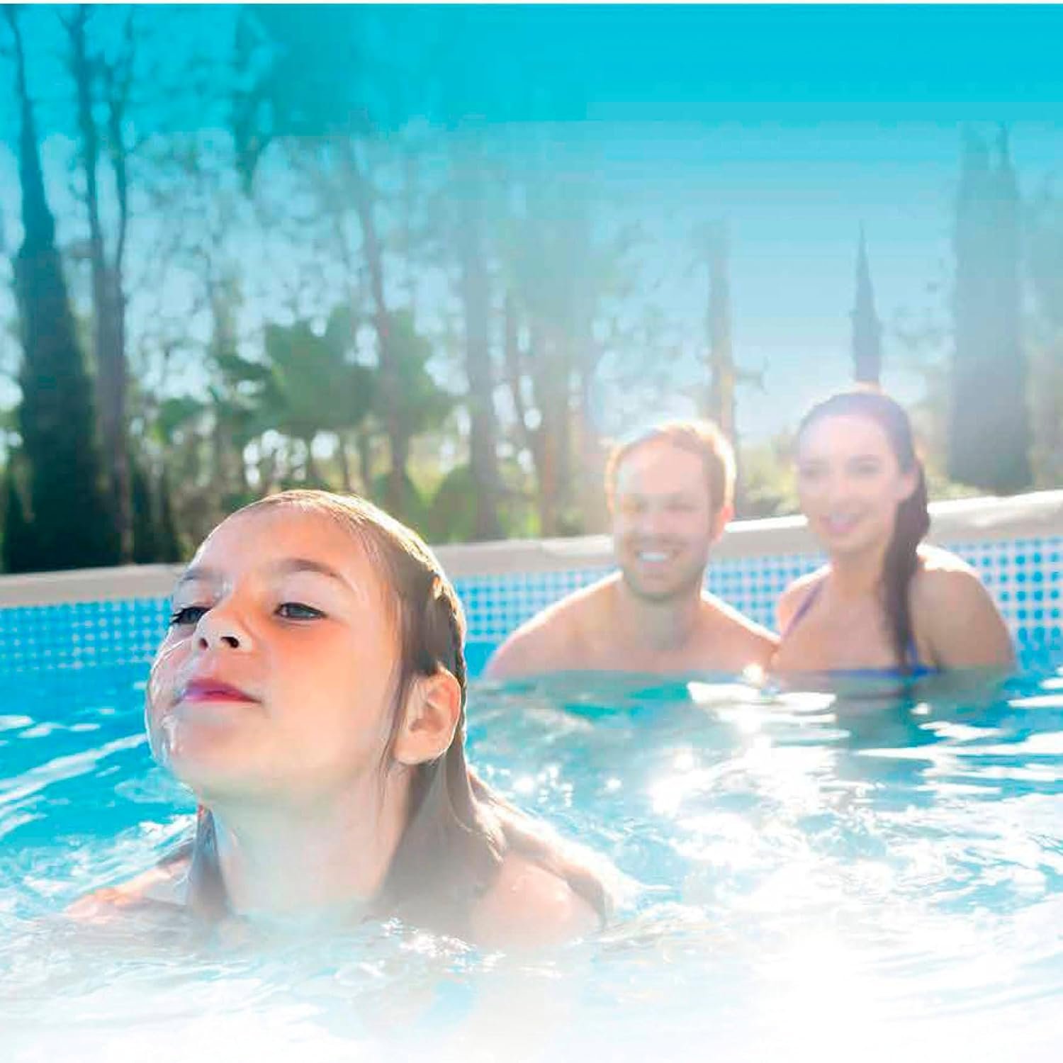 Interior de la piscina desmontable Intex Prisma Frame con acabado tipo gresite, con varias personas bañándose